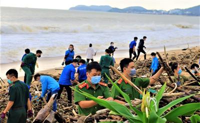Hàng trăm đoàn viên công an, biên phòng... làm đẹp bờ biển Nha Trang