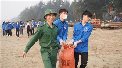 Hàng trăm thanh niên tổ chức dọn rác bãi biển Sầm Sơn
