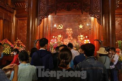 Hàng vạn người về thăm quê Bác dịp lễ 30/4 và 1/5