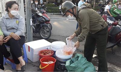 Hồ Tây hạn chế thả cá phóng sinh dịp ông Công ông Táo