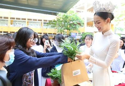 Hoa hậu Bảo Ngọc trao cây, lan tỏa thông điệp sống xanh