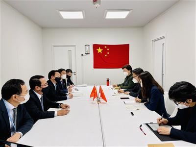 Hội nghị COP26: Bộ trưởng Trần Hồng Hà làm việc với Trưởng đoàn đàm phán về biến đổi khí hậu của Trung Quốc