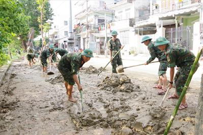Hơn 2.500 cán bộ, chiến sĩ giúp dân khắc phục hậu quả sau mưa lũ