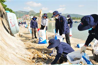 Hơn 200 người tham gia thu gom rác dọc bờ biển