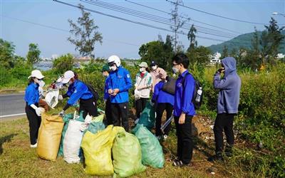 Hơn 700 bạn trẻ cùng "Làm sạch Sơn Trà"