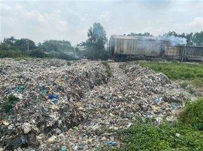 Huyện Bình Chánh: Người dân bức xúc với cơ sở tái chế đổ cả ngàn tấn rác thải gây ô nhiễm