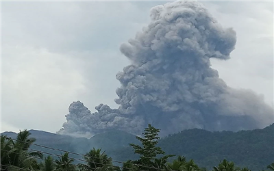 Indonesia: Núi lửa Dokono phun trào, cột tro bụi cao tới 1,7km