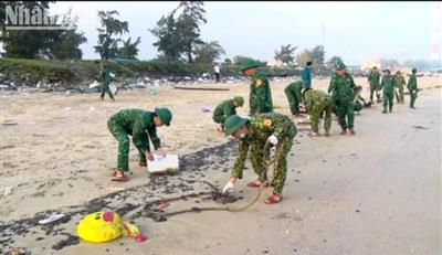 Khẩn trương thu gom vết dầu tràn trên biển ở thị xã Kỳ Anh