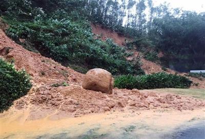 Khẩn trương ứng phó với mưa lớn, ngập lụt, lũ quét và sạt lở đất