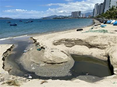 Khu vực cửa xả Hòn Một: Tái diễn tình trạng nước thải bẩn chảy ra biển