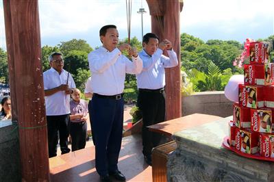 Lãnh đạo Bộ TN&MT dâng hương tưởng niệm các Anh hùng liệt sỹ tại Nghĩa trang Trường Sơn, Đường 9