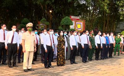 Lãnh đạo, người dân TP Hồ Chí Minh dâng hương tưởng niệm các Vua Hùng