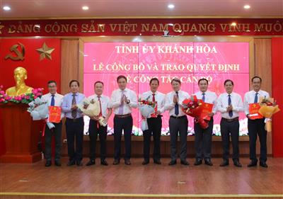 Lãnh đạo tỉnh tặng hoa chúc mừng các cán bộ được điều động, luân chuyển và bổ nhiệm.