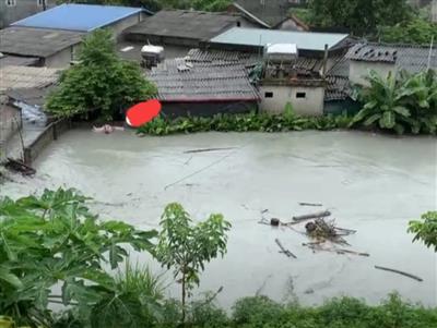 Lào Cai: Vỡ đập hồ chứa nước thải, dòng nước xám xịt, ô nhiễm tràn vào nhà dân