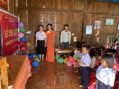 Lễ khai giảng "như tranh" ở ngôi trường nhỏ trên non cao
