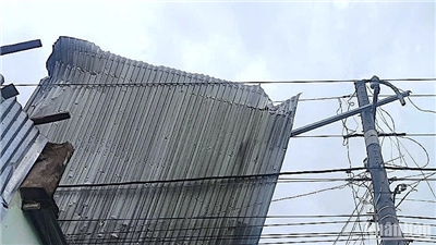 Lốc xoáy quét qua vùng nông thôn Cà Mau, nhiều người bị thương, nhiều nhà dân hư hỏng
