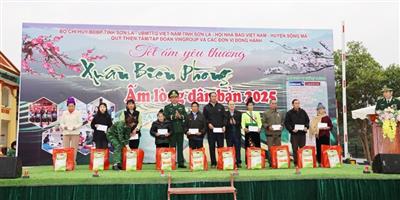 Mang Tết đến vùng biên