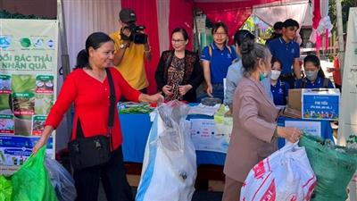 Mở gian hàng "Đổi rác lấy quà, tích điểm xanh" tại phường Tân Sơn Nhì, quận Tân Phú