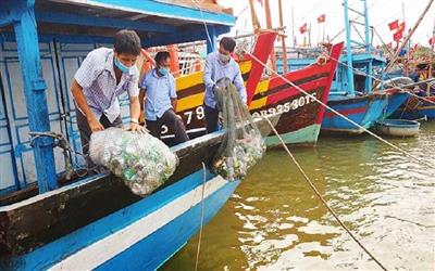 Mô hình “Thu gom rác từ biển vào bờ” tại xã Bảo Ninh, Đồng Hới, Quảng Bình