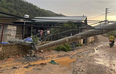 Mưa đá kèm dông lốc gây thiệt hại nhiều nhà dân tại Điện Biên