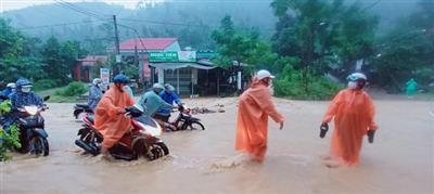 Mưa lớn gây sạt lở quốc lộ14B ở Quảng Nam