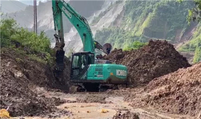 Mưa lớn gây sạt lở trên Quốc lộ 279