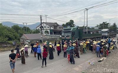 Nghệ An: Người dân liên tiếp chặn xe tải vào cảng Quốc tế Vissai do lo ngại về môi trường