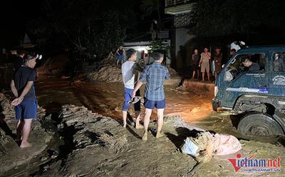 Nghệ An: Xuyên đêm dọn bùn đất sau trận lũ quét lớn nhất 20 năm qua