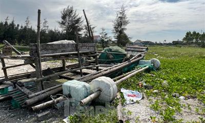 Ngổn ngang ‘nghĩa địa’ bè mảng ở bờ biển Nghệ An