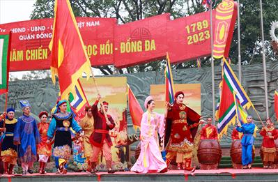 Người dân phấn khởi đến dự khai hội gò Đống Đa Xuân Quý Mão