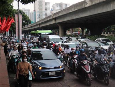 Người dân rời thành phố, cửa ngõ Hà Nội ùn tắc kéo dài trước ngày nghỉ lễ