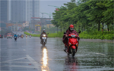 Người dân Thủ đô đón cái lạnh đầu mùa kèm mưa