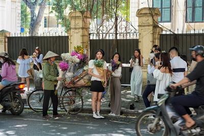 Người Hà Nội đổ ra phố tận hưởng tiết trời thu