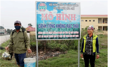 Người nông dân hạnh phúc trên cánh đồng không rác thải
