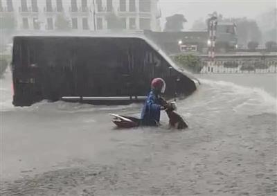 Nguyên nhân mưa lớn, biến Quảng Ninh - Hải Phòng thành biển nước mênh mông