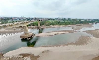 Nhiều khu vực sông Đà cạn nước
