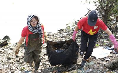 Những người trẻ thầm lặng dọn rác vì môi trường