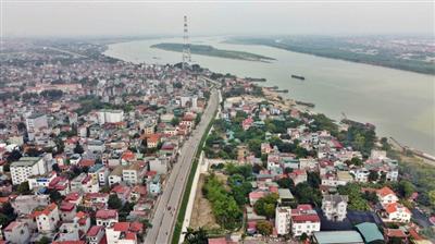 Phát hiện "núi" phế thải án ngữ ven sông Hồng, nghi mục đích lấn chiếm