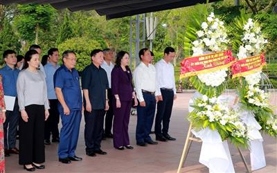Phó Chủ tịch nước Võ Thị Ánh Xuân, Phó Thủ tướng Trần Hồng Hà dâng hương tri ân các Anh hùng liệt sĩ tại Quảng Trị