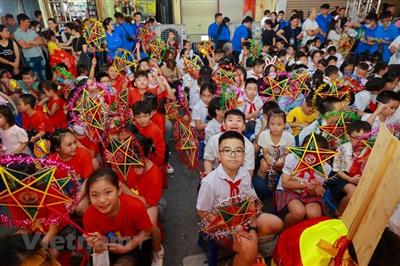 Phố cổ Hà Nội đông nghịt người dân đến chơi đêm Rằm tháng Tám