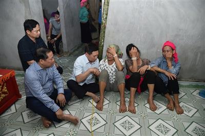 Phó Thủ tướng Hồ Đức Phớc chia buồn cùng gia đình nạn nhân vụ sạt lở tại Hòa Bình