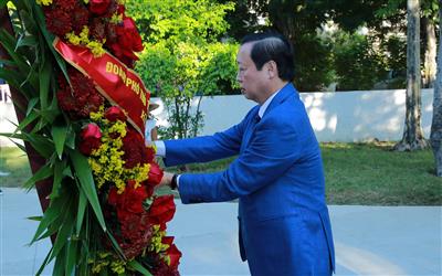 Phó Thủ tướng Trần Hồng Hà dâng hoa tưởng niệm tại Công viên Hồ Chí Minh