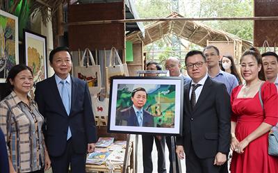 Phó Thủ tướng Trần Hồng Hà được tặng tranh lụa, lan toả thông điệp bảo vệ môi trường