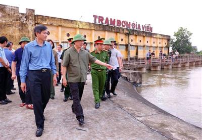 Phó Thủ tướng Trần Hồng Hà kiểm tra phương án thoát lũ sông Hoàng Long (Ninh Bình)