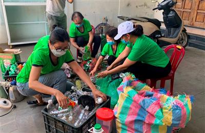 Phụ nữ Đà Nẵng phân loại rác tạo bữa cơm "0 đồng”