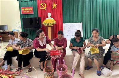 Phụ nữ Hạ Long ‘hồi sinh’ rác thải nhựa