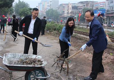 Phụ nữ TP Bắc Giang ra quân trồng cây và vệ sinh môi trường