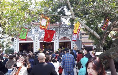 Phủ Tây Hồ: Dân đi lễ có ý thức bảo vệ môi trường hơn
