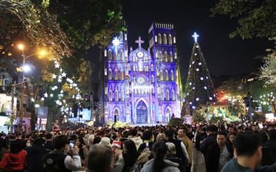 Qua “đỉnh” rét đậm, Hà Nội ấm áp trong kỳ nghỉ Tết Dương lịch