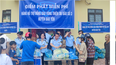 Quản lý thị trường Lào Cai chung tay cùng người dân địa phương vượt lũ
